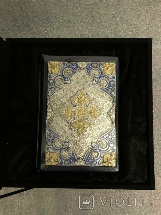 Библия в кожаной обложке